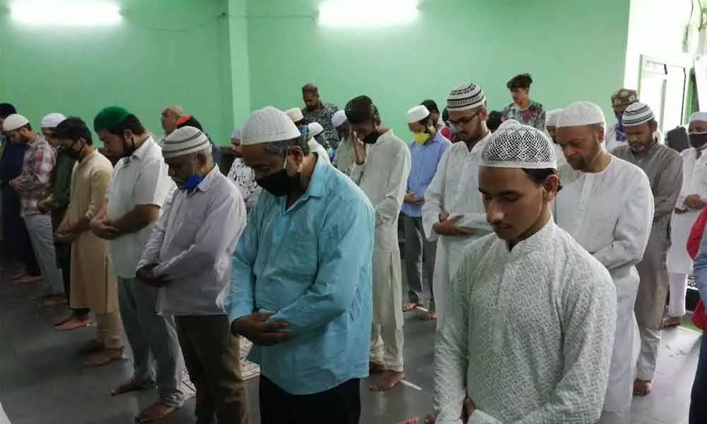 Hyderabad: Few mosques open for Friday prayers