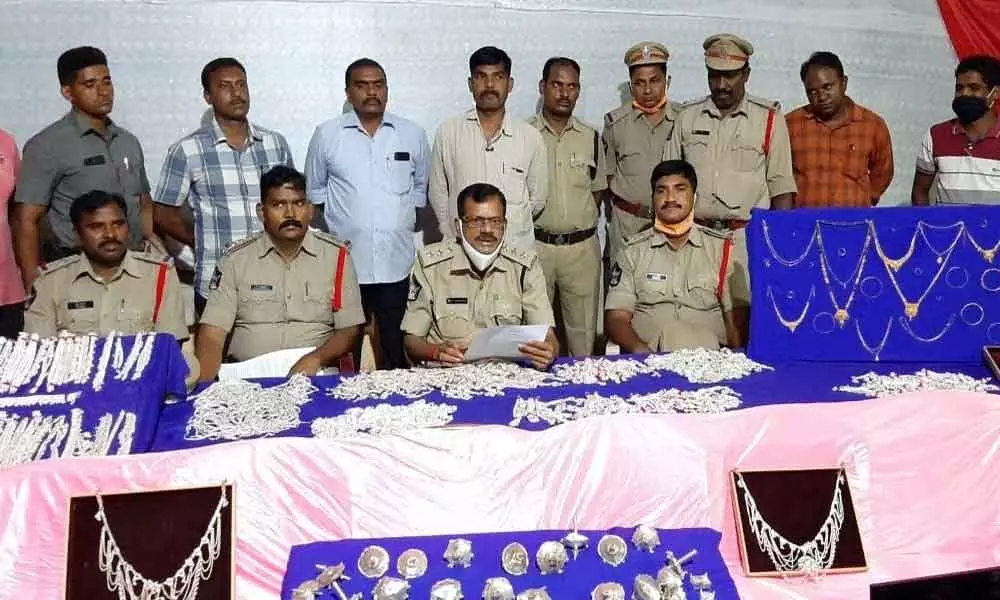 V Narasimha Reddy, DSP,  presenting the arrested persons before the media at Dhone in Kurnool district