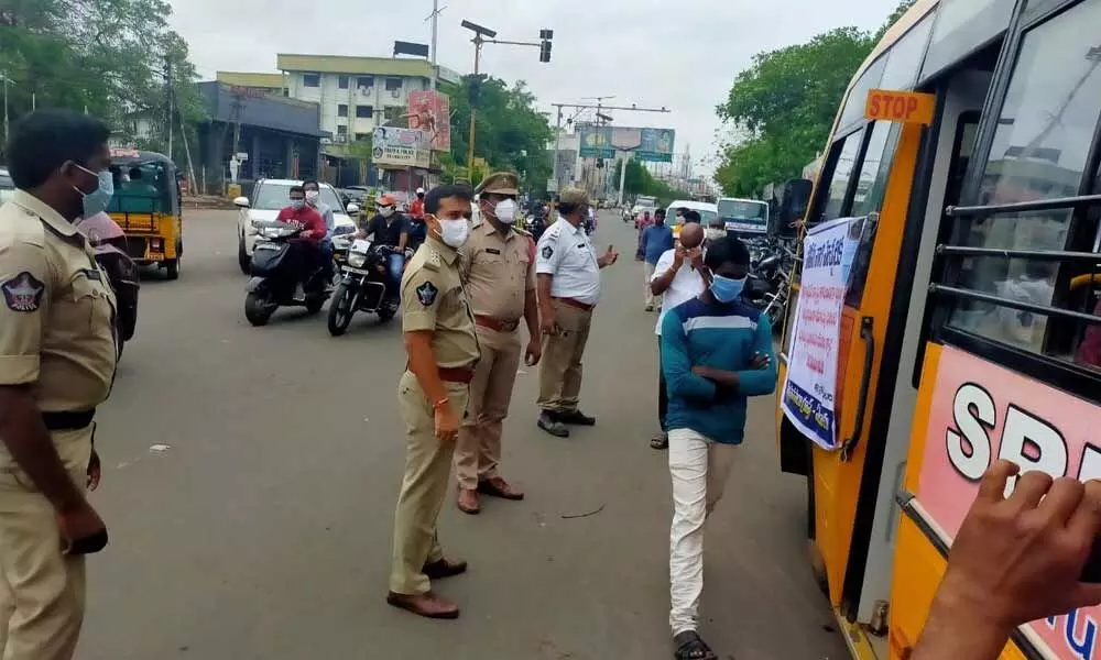 Police shifting persons to quarantine centre in a vehicle for not wearing mask in Eluru on Friday