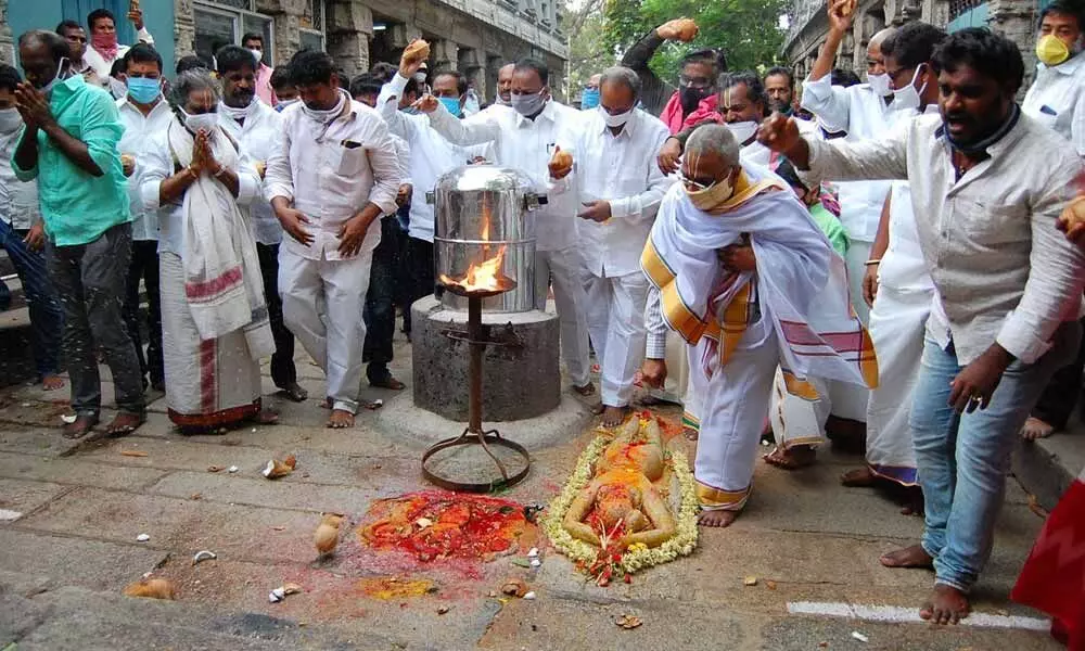 Tirupati Yadava Association leaders breaking coconuts at Alipiri footpath