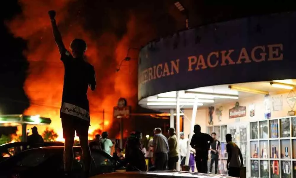 US cop shoots black man while arresting him, protesters burn down Wendys in Atlanta