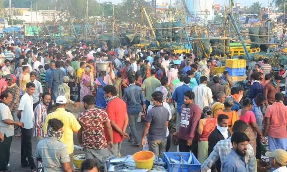 Unmindful of social distancing, many gather at Fishing Harbour to buy fish in Visakhapatnam on Sunday