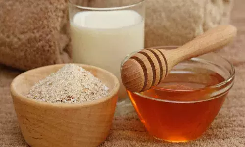 Oatmeal-Honey Face Pack:  Rule Out Acne And Pimples From Your Face With In A Natural Way