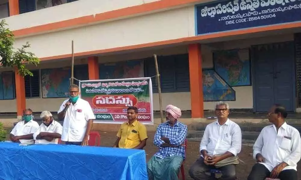 Chilli farmers from Prakasam district demanded government to open the purchase centres