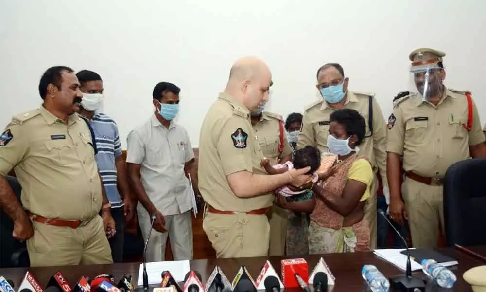 District Superintendent  of Police Adnan Nayeem Asmi restoring the kidnapped girl  to her parents  in Kakinada  on Monday