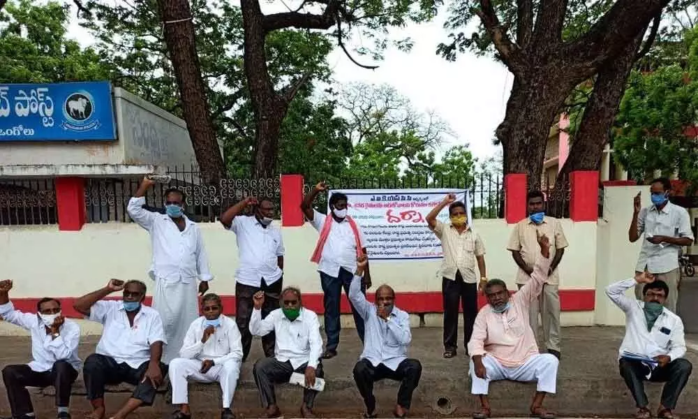 The AIKSCC leaders staging a dharna demanding purchase of tobacco and Bengal gram by the government in Ongole on Monday