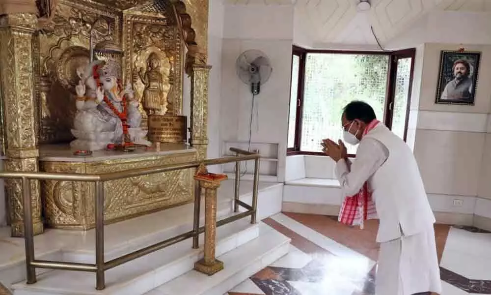 Chief Minister Shivraj Singh Chouhan offering prayer in Karunadham temple