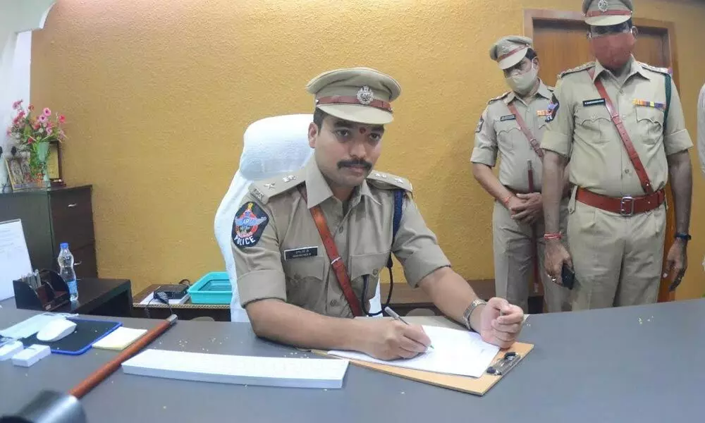 B Krishna Rao taking charge as the Superintendent Police of Visakhapatnam district on Monday