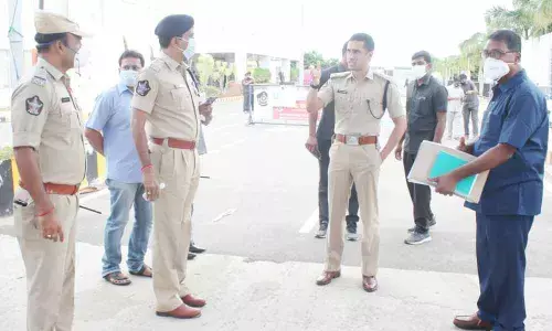Guntur Rural SP Vishal Gunni giving suggestions to the police officials at State Assembly on Tuesday