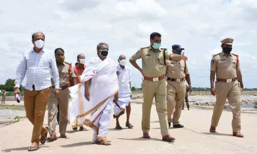 SP Fakkerappa Kaginelli and others inspecting Tungabhadra ghats near Mantralayam on Tuesday
