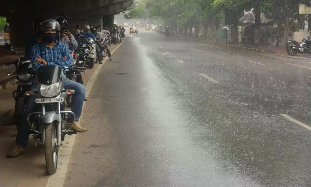 Rain lashes Hyderabad city