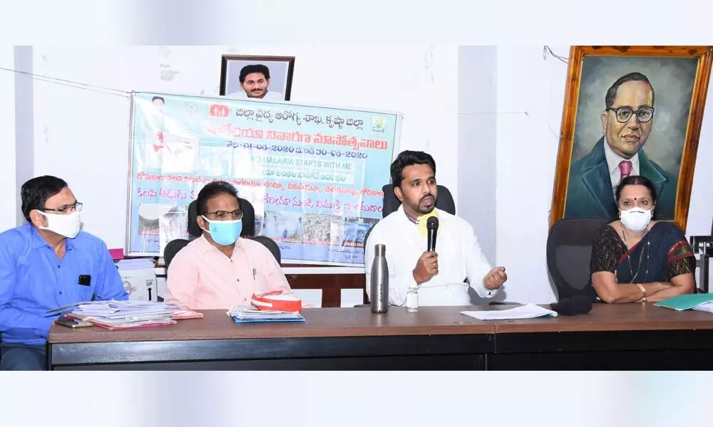 Municipal Commissioner Venkatesh Prasanna addressing the officials at the council meeting hall in Vijayawada on Tuesday