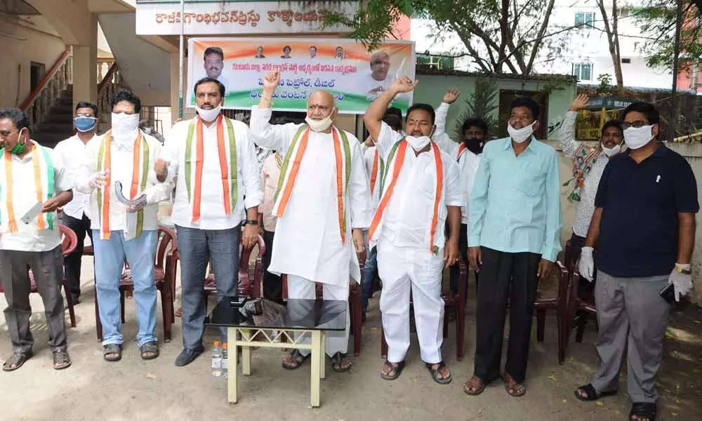 Former MLA Lingamsetty Eswara Rao and Congress leaders protesting at Rajiv Gandhi Bhavan in Guntur on Tuesday