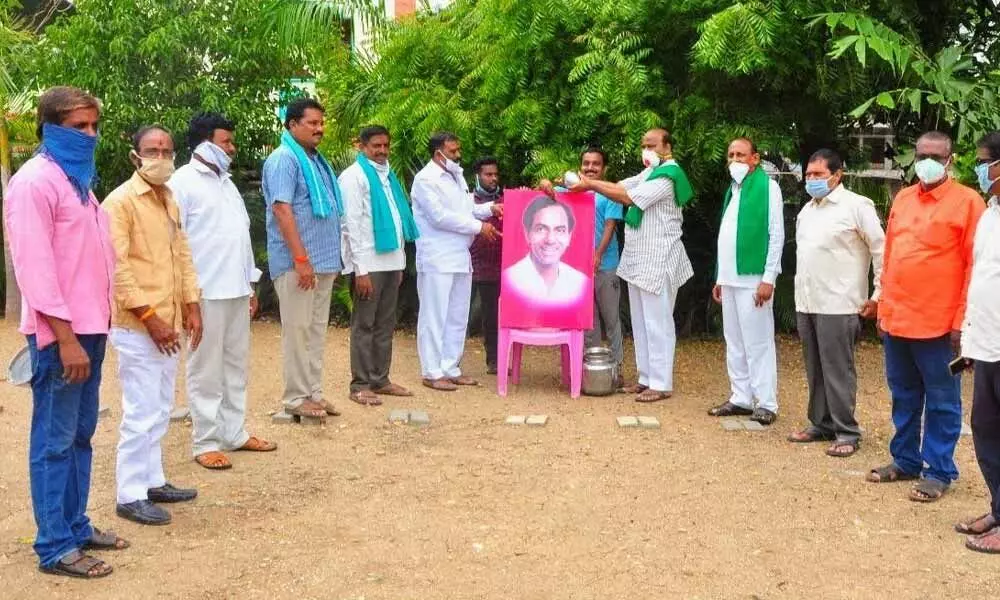 Rythu Bandhu Samithi leaders performing ‘Palabhishekam’ to Chief Minister K Chandrashekar Rao’s portrait in Khammam on Tuesday