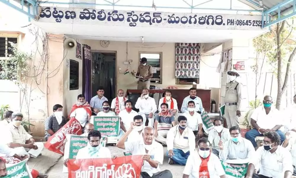 CPI leaders protesting at Mangalagiri Police Station on Wednesday