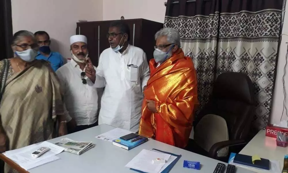 Chunduri Rangarao and others felicitating former Ongole MP YV Subba Reddy on Wednesday