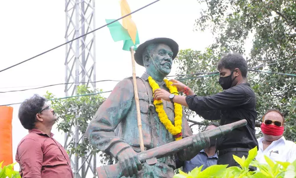 MP Margani Bhart Ram paying tributes to martyrs at soldier statue in Rajamahendravaram on Thursday