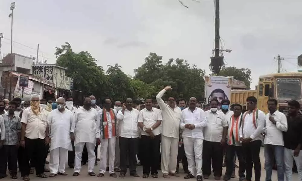 Leaders of Opposition parties and locals staging rasta roko on Miryalaguda-Kodad road on Friday