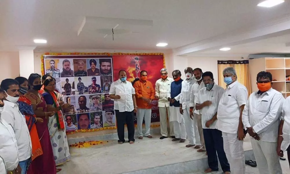 Guntur: BJP Kanna Lakshminarayana pays tribute to soldiers killed in India-China face off