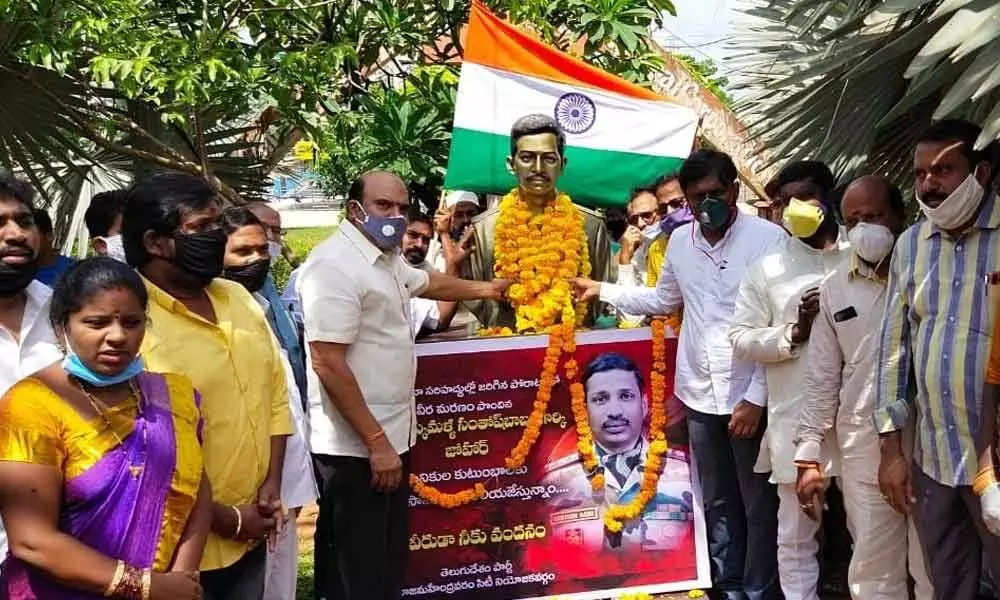 TDP leaders Adireddy Srinivasrao and YVG Raidu paying tributes to martyrs in Rajamahendravaram on Friday