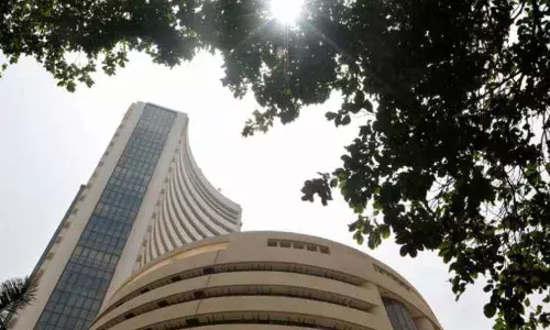 Markets wobble on weak global cues