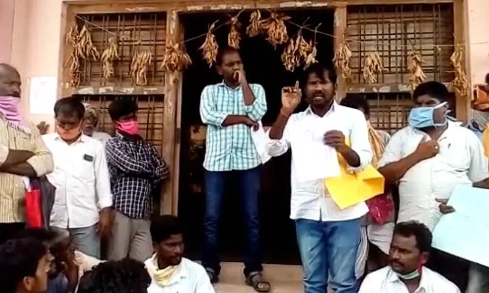 Farmers and OUJAC leaders staging a protest in front of Tahsildar office in Doulatabad mandal on Monday