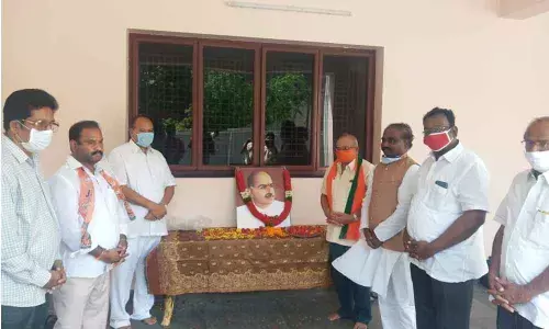 BJP State president Kanna Lakshminarayana and other party leaders paying tributes to Jana Sangh founder Syama Prasad Mukherjee on the occasion of his 67th death anniversary in Guntur city on Tuesday