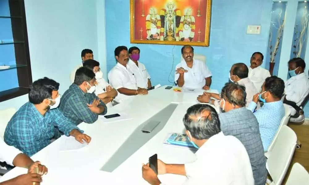 MLA Bandla Krishna Mohan addressing Mission Bhagiratha officials at a review meeting in Gadwal on Tuesday