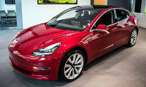 US agency probes touch-screen failures in Tesla Model S