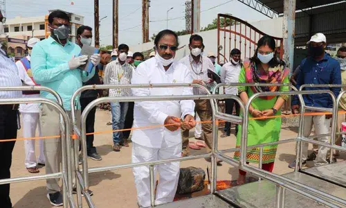 GWMC Mayor Gunda Prakash Rao along with Commissioner Pamela Satpathy inaugurating pushcarts at a programme