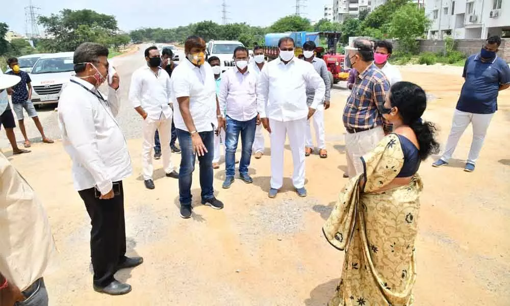 In order to reduce the intensity of traffic on main roads, the government has sanctioned Rs 313.65 crore towards developing 37 link roads covering 44.63 km across Hyderabad in four packages 	– Mayor Bonthu Rammohan