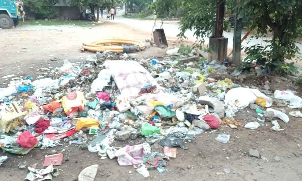 Hyderabad: Garbage dumped at roadside in Alwal