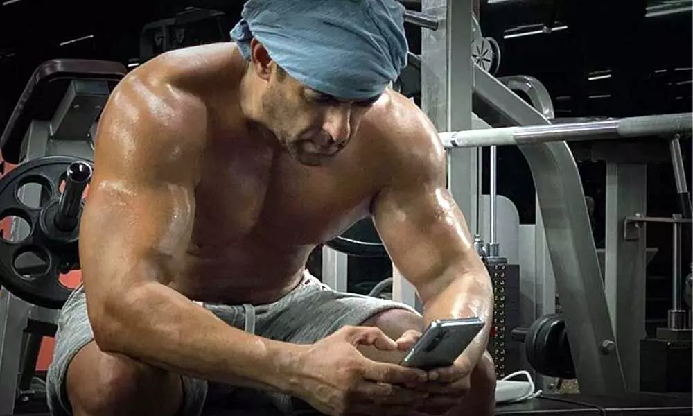 Salman Khan Drops His Shirtless Picture After His Post Midnight Workout