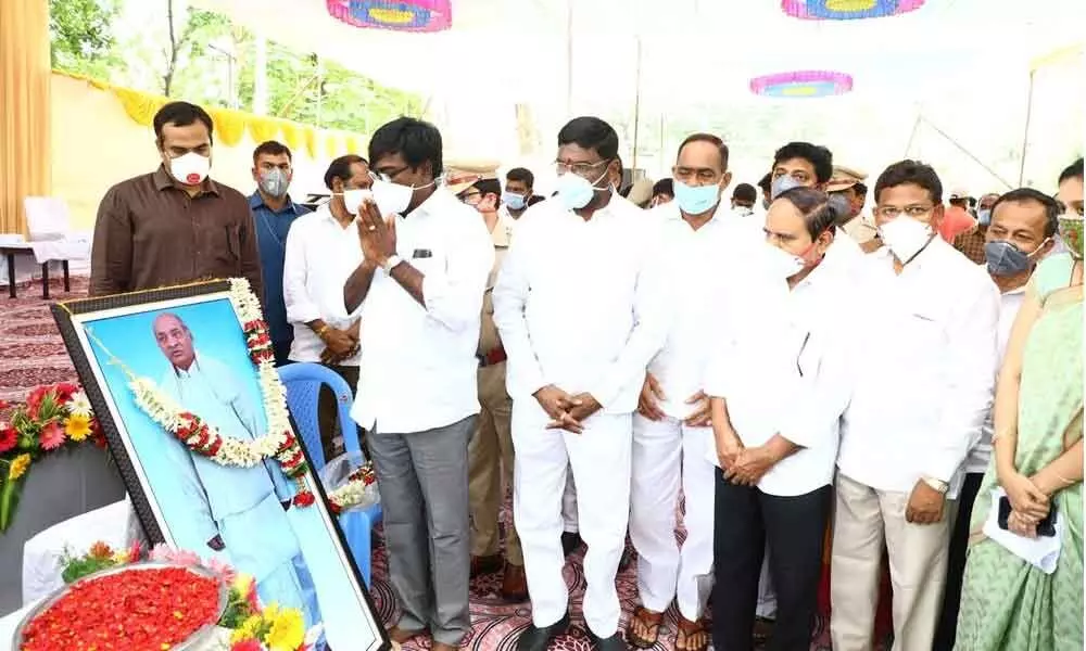 Minister for Transport Puvvada Ajay Kumar paying tributes to former Prime Minister PV Narasimha Rao