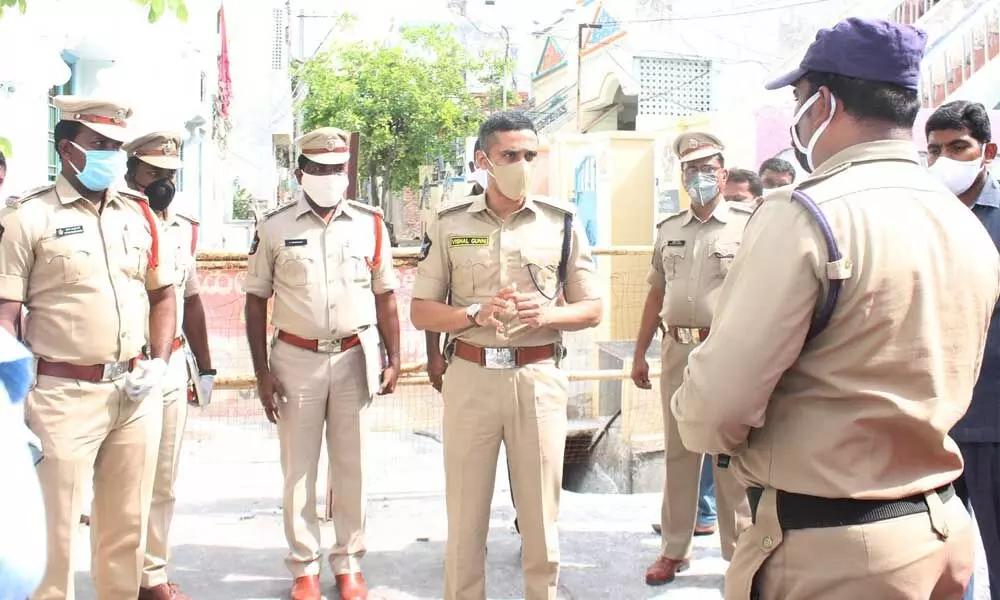 Guntur Rural SP Vishal Gunni during an inspection of containment zones in Narasaraopet town on Monday