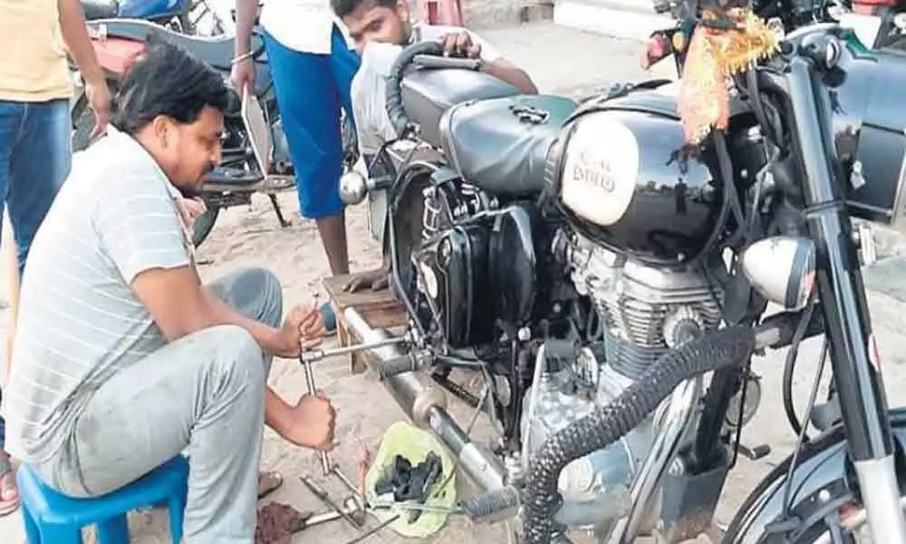 Professor Vamkudoth Ravinder turns Bike Mechanic amid Covid-19 Lockdown