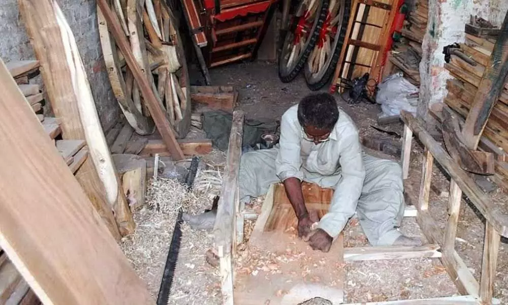 Carpenters slash wages; best time for woodwork
