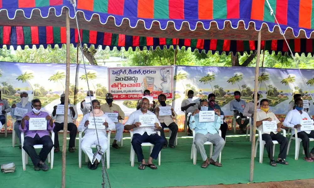 Prakasam district Left parties leaders protesting against hike in fuel prices in Ongole on Tuesday