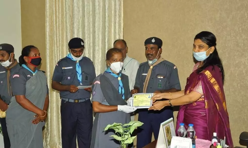 Joint Collector P Prasanthi presenting merit certificates to scouts and guides in Guntur on Tuesday