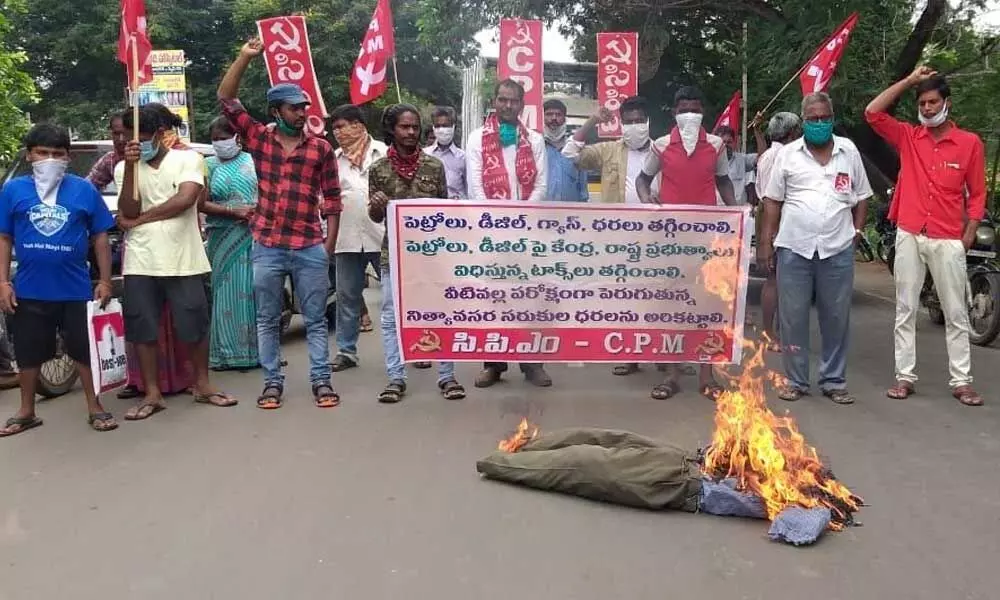 CPM activists burning effigy of Central government in Eluru on Tuesday
