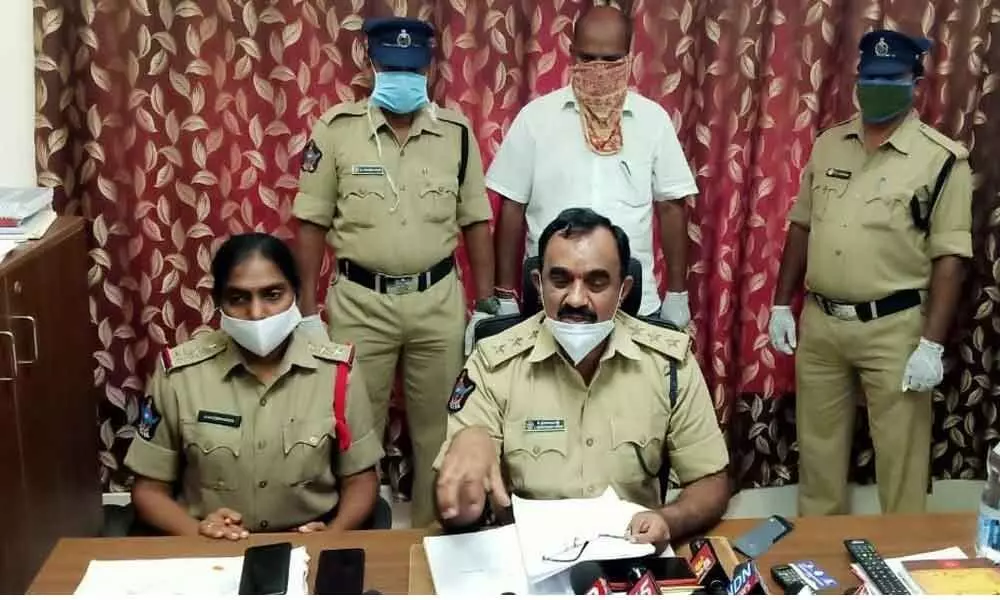 City DSP  J Srinivasulu Reddy producing the accused before the media in Nellore on Tuesday
