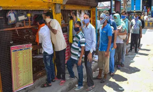 Tipplers rush at wine shop for liquor fearing of lockdown in Hyderabad