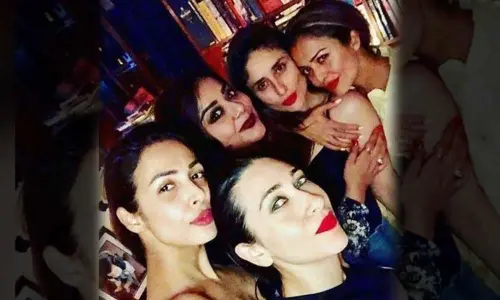Throwback: The Pout Game Is On With Kapoor Sisters, Arora Sisters And Mallika Posing To A Stunning Selfie