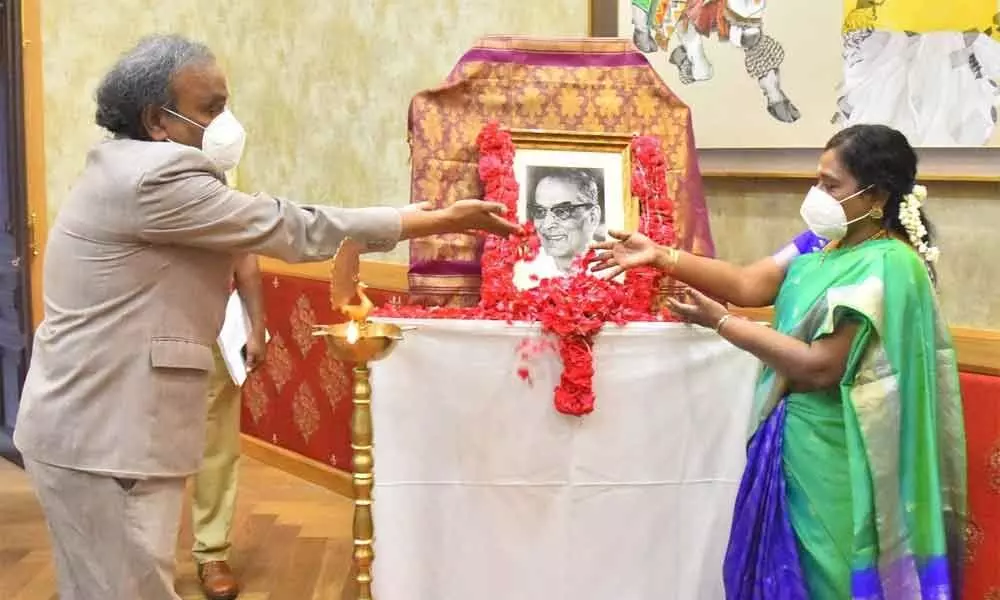 Governor Dr Tamilisai Soundararajan paying floral tributes to Dr B C Roy on the occasion of National Doctors Day on Wednesday at Raj Bhavan