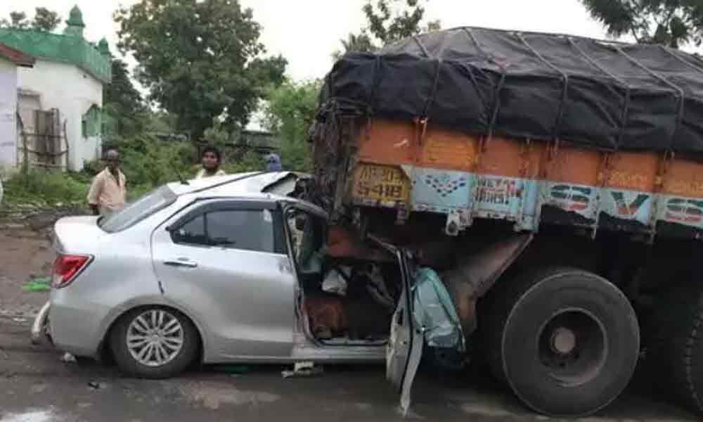 1 killed, 2 injured in road accident in Khammam