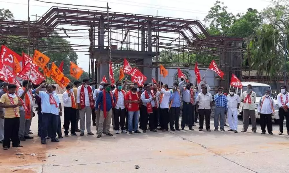 SCCL workers and trade unions leaders staging a dharna in front of the Corporate Office in Kothagudem on Thursday