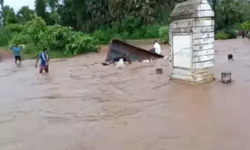 A team of agriculture labour are fortunately rescued by the locals when they were about to washout by the flooding water.