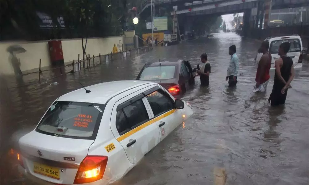 Mumbai lashed by heavy rain, traffic hit