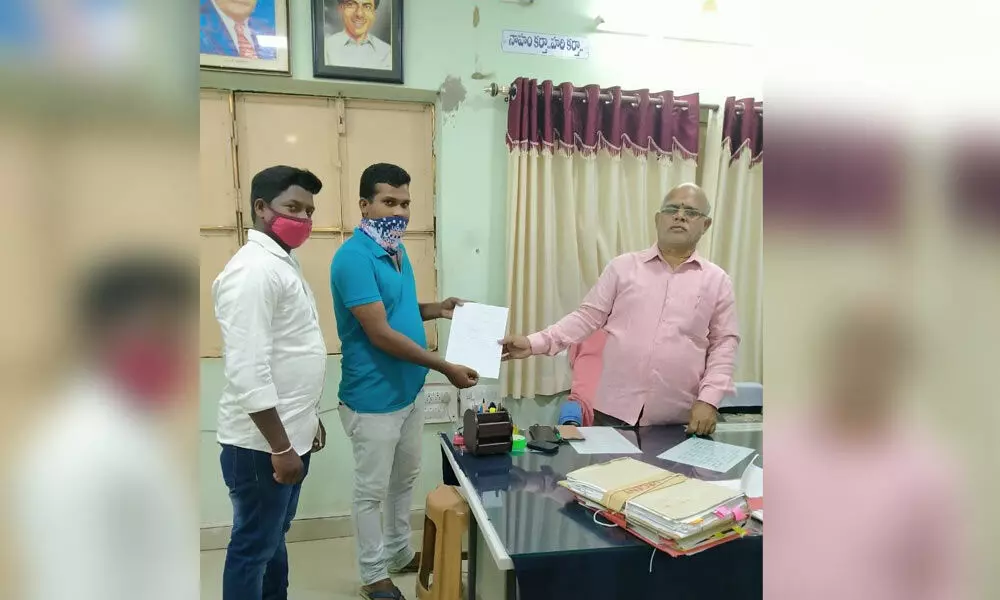 PDSU leader J Rajeshwar submitting a memorandum to the DEO at his office in Nizamabad on Friday