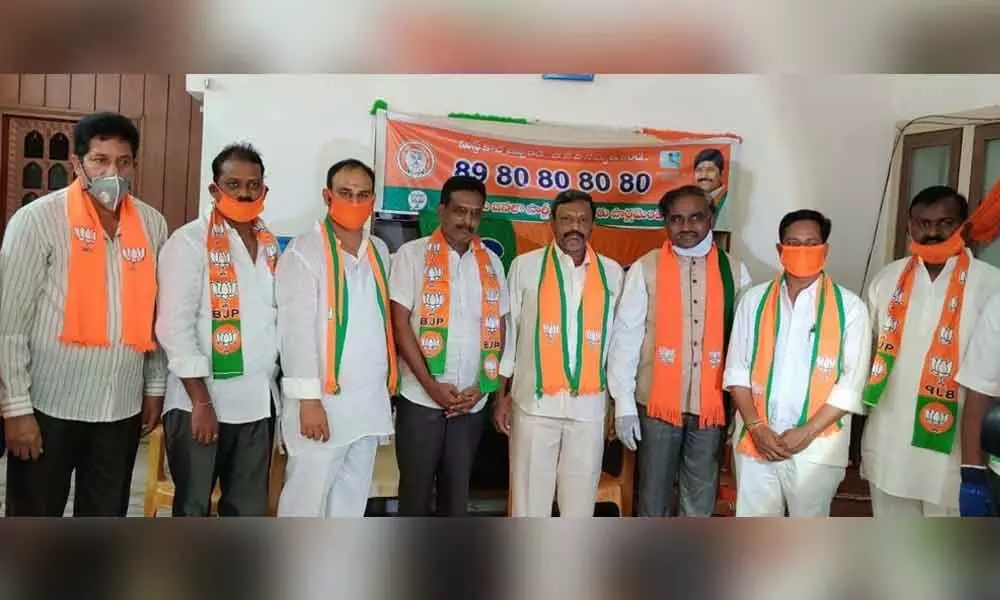 Arya Vysya Sangam and TDP leaders of Tenali joining the BJP in Guntur on Friday